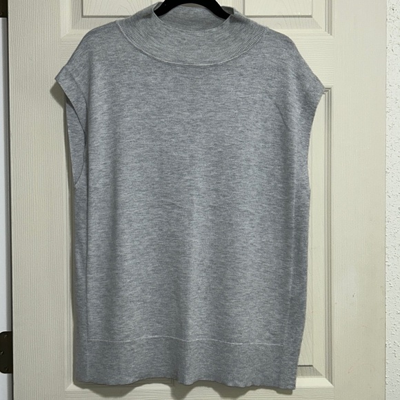 Banana Republic Sweaters - Banana Republic sleeveless lightweight sweater gray size medium